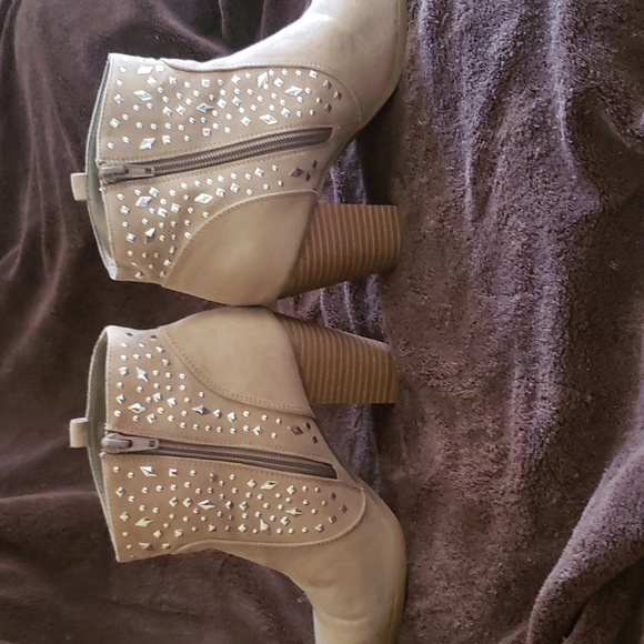 Jennifer Lopez Myra size 8M studded ankle booties side zip 3 inch heel. - Picture 4 of 5